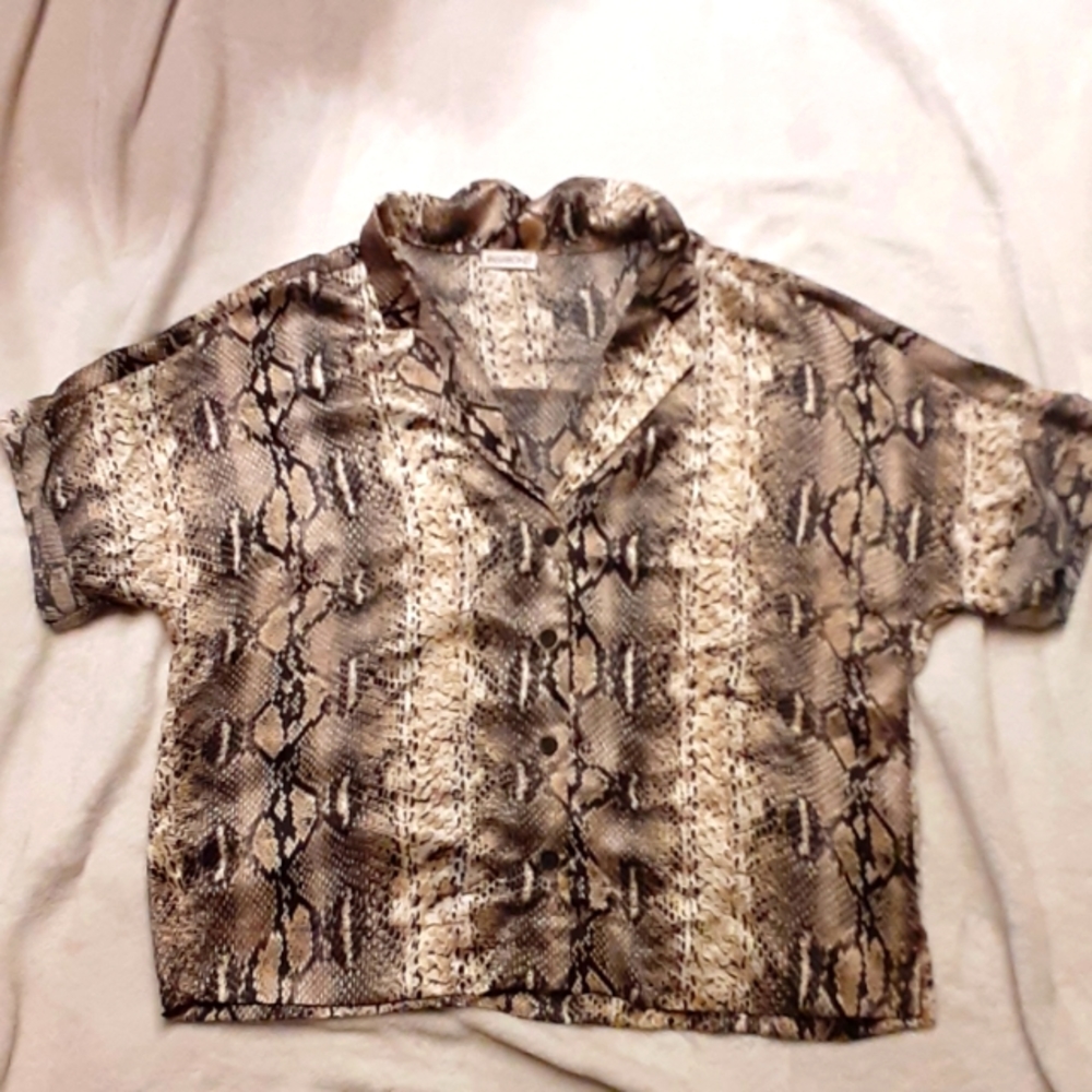 Vagabond button down cuffed shirt sleeve top ( size?)